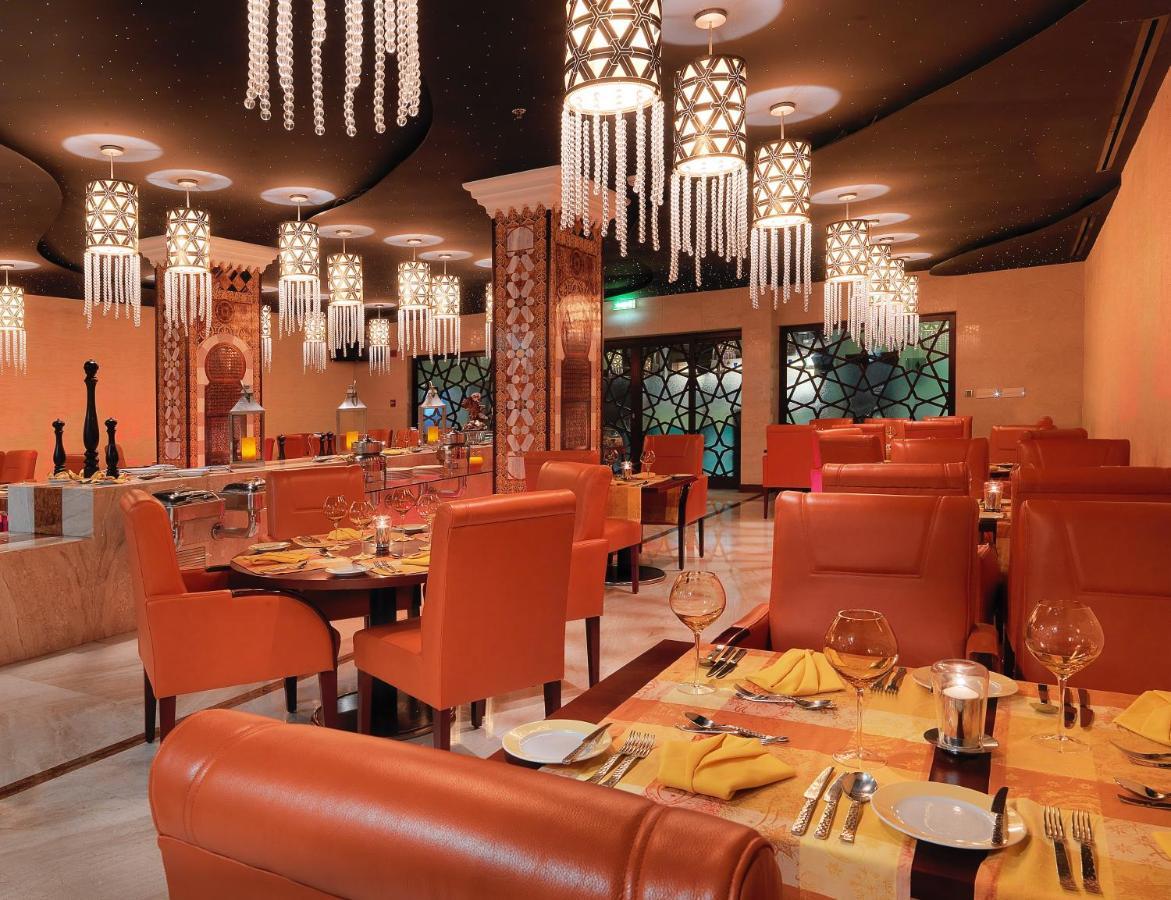 คราวน์ พลาซา เจดดาห์ Hotel ภายนอก รูปภาพ The interior of a restaurant