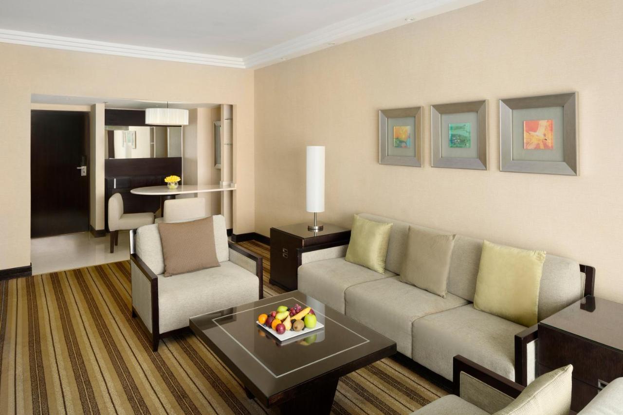 คราวน์ พลาซา เจดดาห์ Hotel ภายนอก รูปภาพ A living room