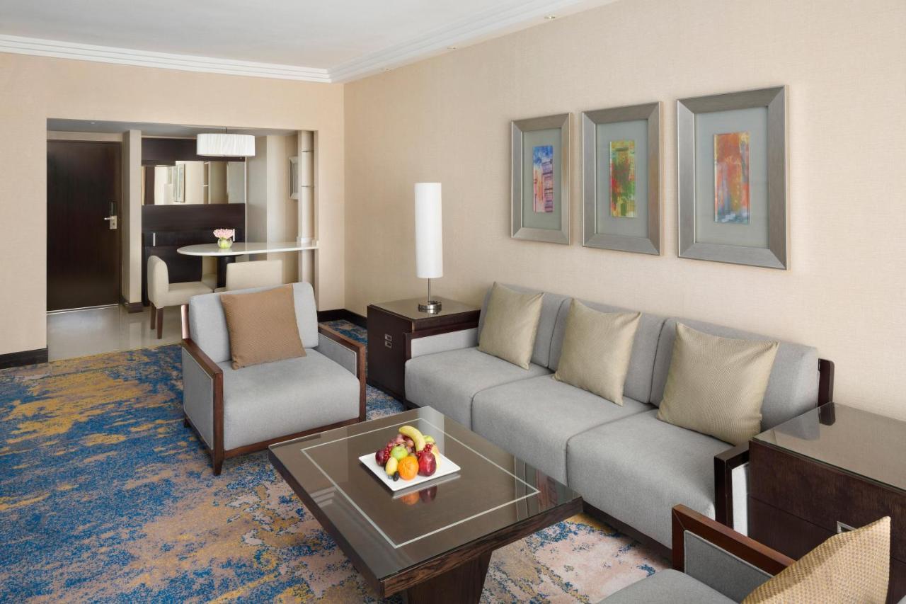 คราวน์ พลาซา เจดดาห์ Hotel ภายนอก รูปภาพ A living room in a suite at the MGM Grand
