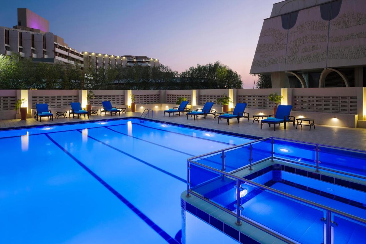 คราวน์ พลาซา เจดดาห์ Hotel ภายนอก รูปภาพ The swimming pool at the hotel