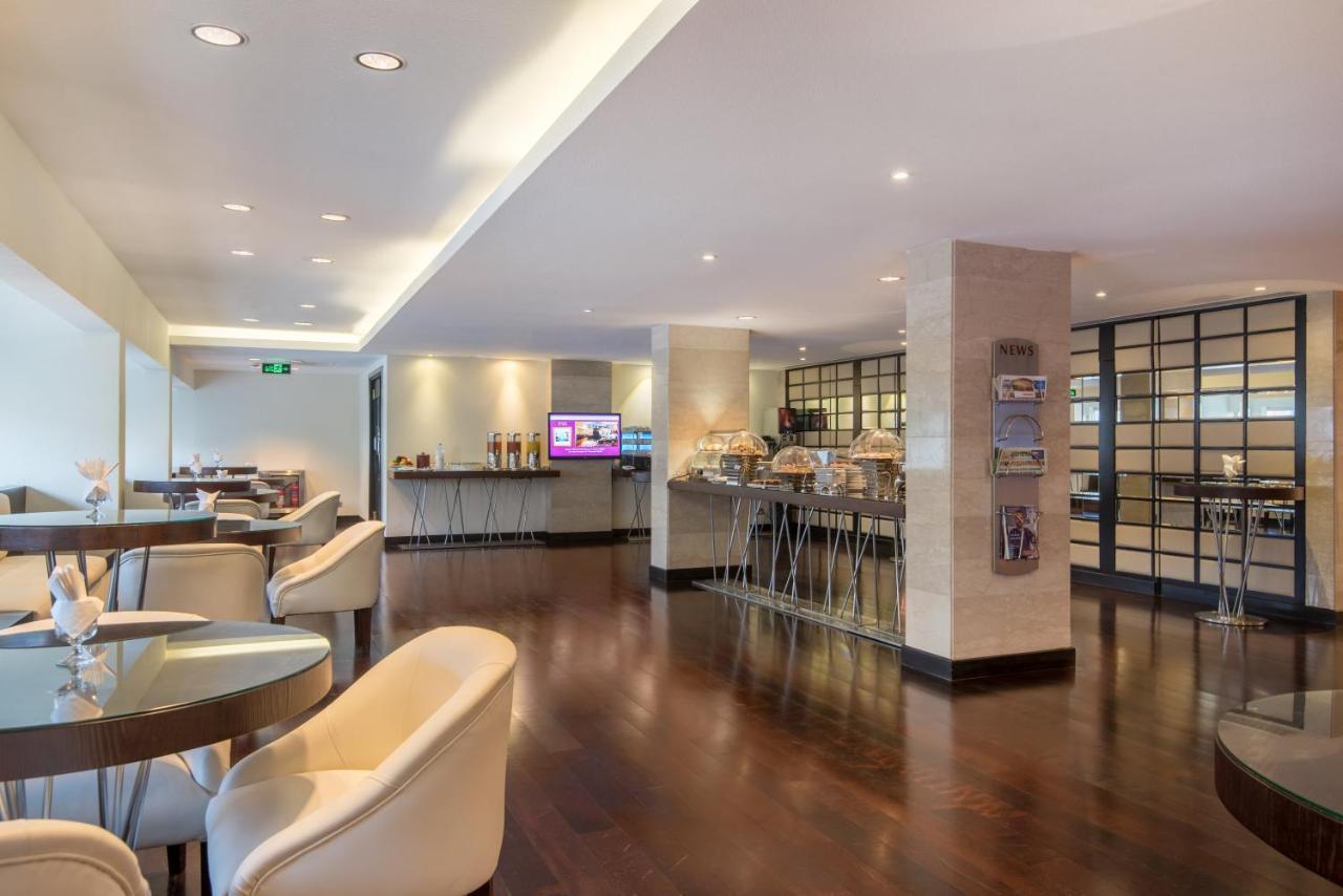 คราวน์ พลาซา เจดดาห์ Hotel ภายนอก รูปภาพ The lounge at Paris-Orly Airport