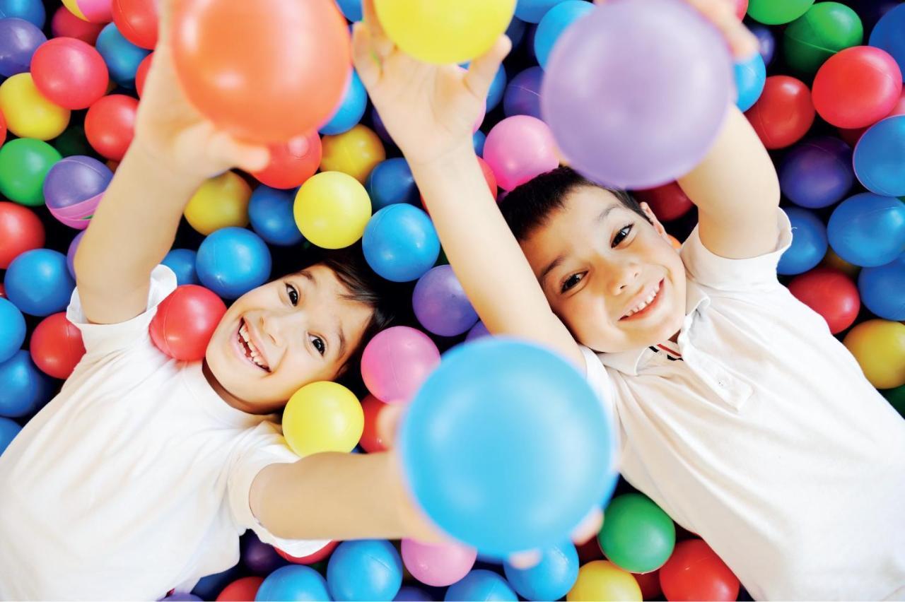 คราวน์ พลาซา เจดดาห์ Hotel ภายนอก รูปภาพ Children playing in a ball pit