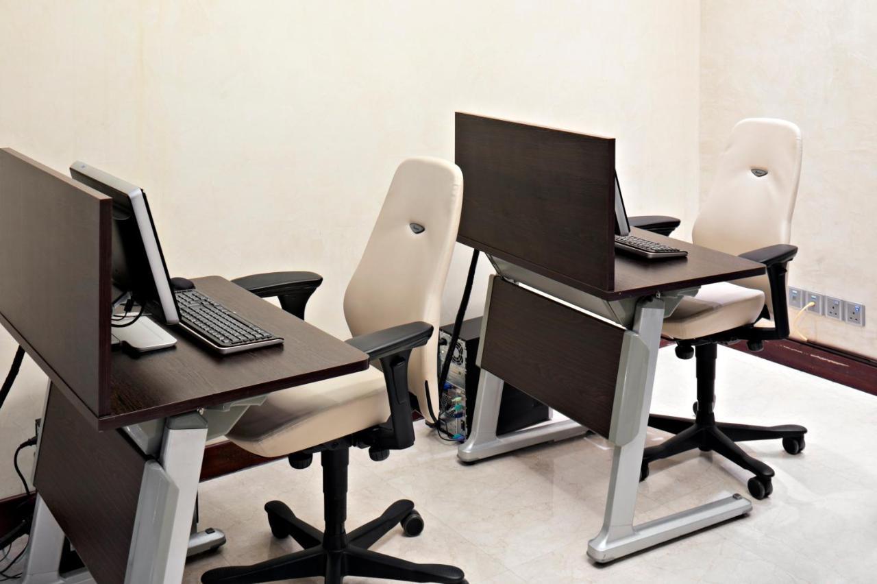 คราวน์ พลาซา เจดดาห์ Hotel ภายนอก รูปภาพ A typical computer lab