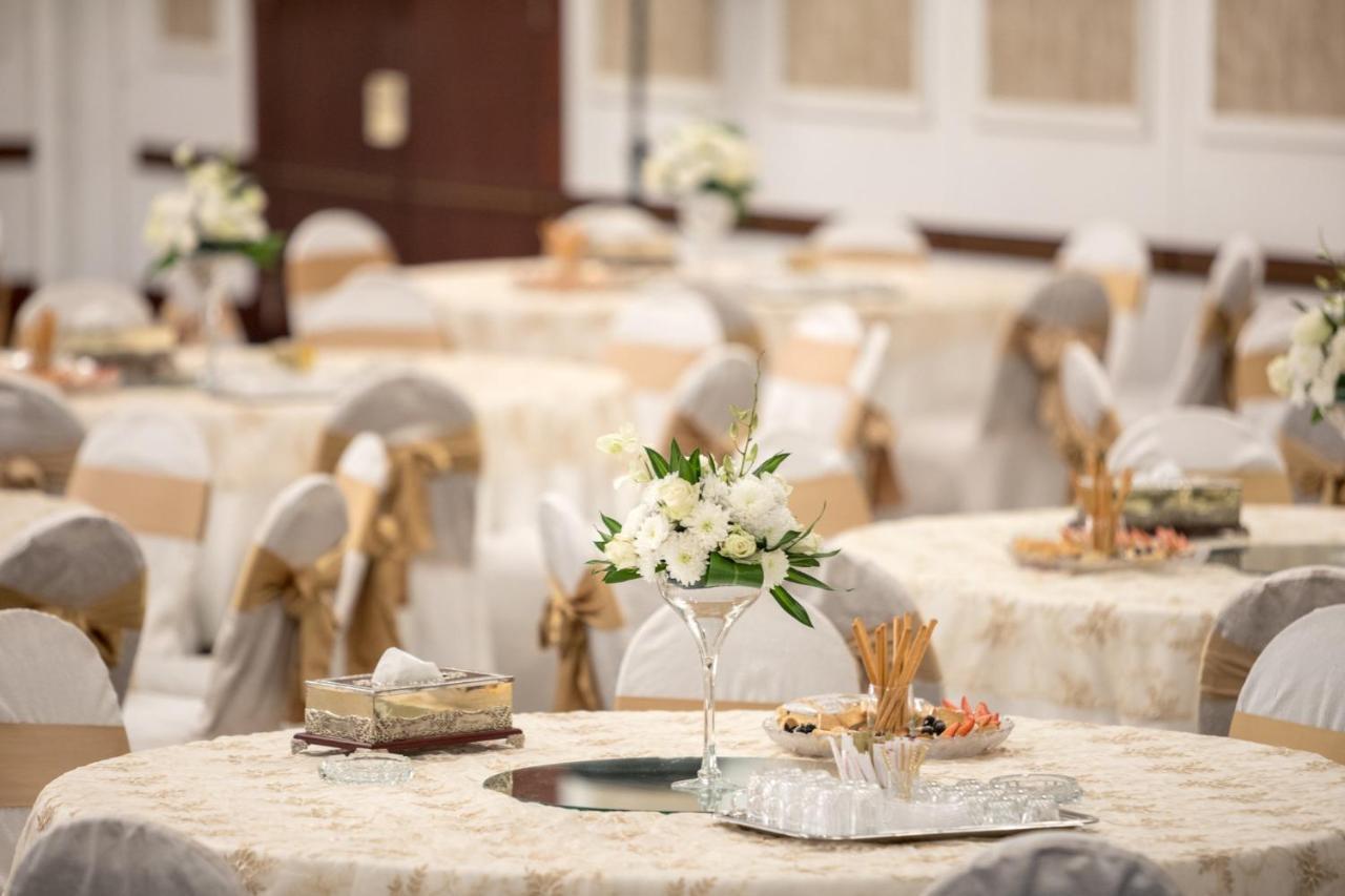 คราวน์ พลาซา เจดดาห์ Hotel ภายนอก รูปภาพ A wedding reception