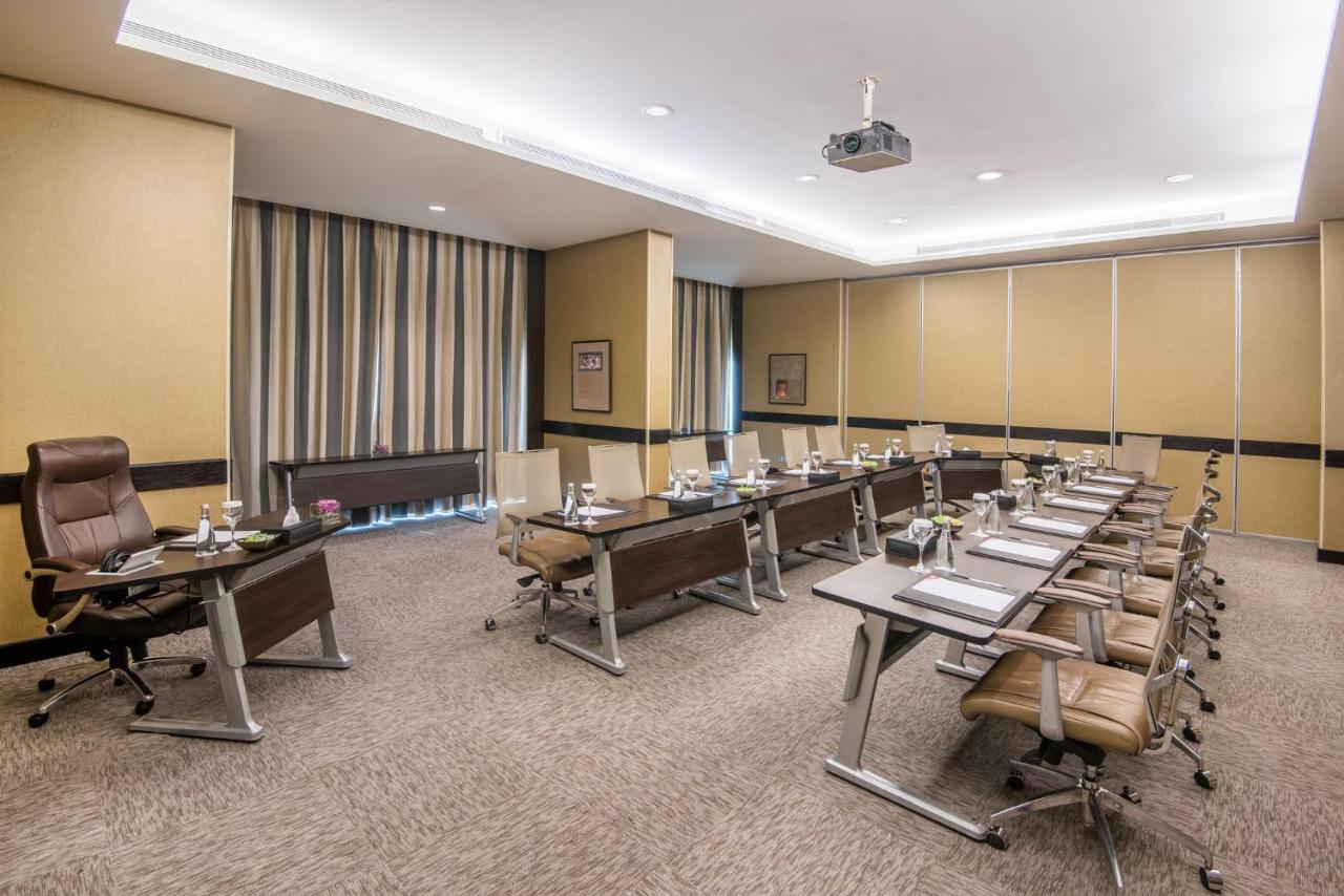 คราวน์ พลาซา เจดดาห์ Hotel ภายนอก รูปภาพ Meeting room
