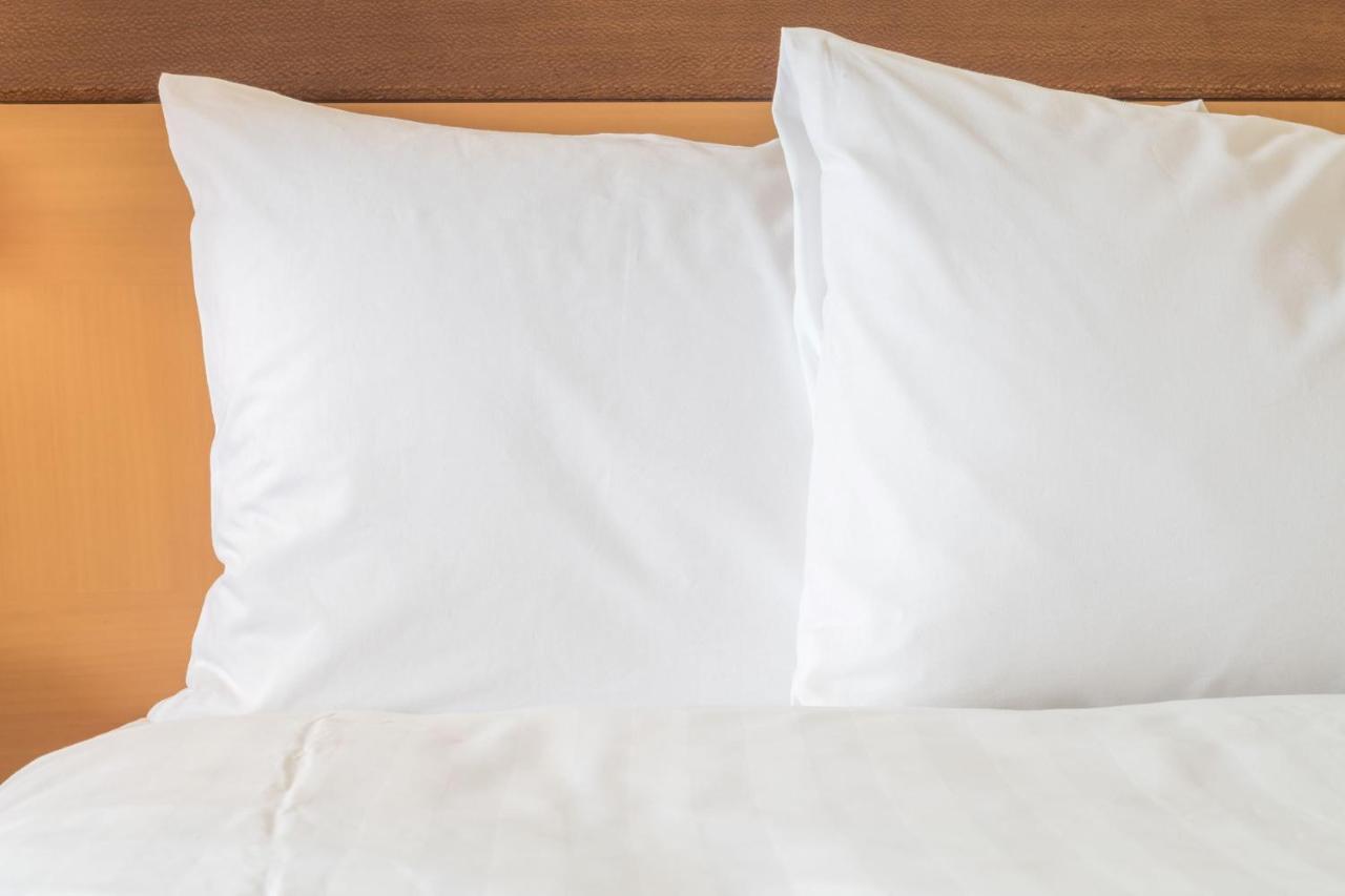 คราวน์ พลาซา เจดดาห์ Hotel ภายนอก รูปภาพ Two pillows on a bed