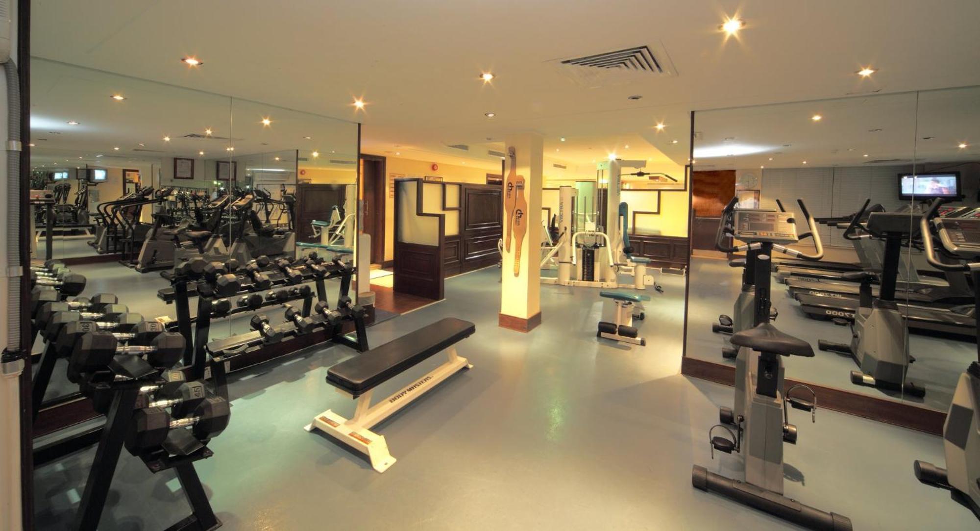 คราวน์ พลาซา เจดดาห์ Hotel ภายนอก รูปภาพ The gym at the hotel
