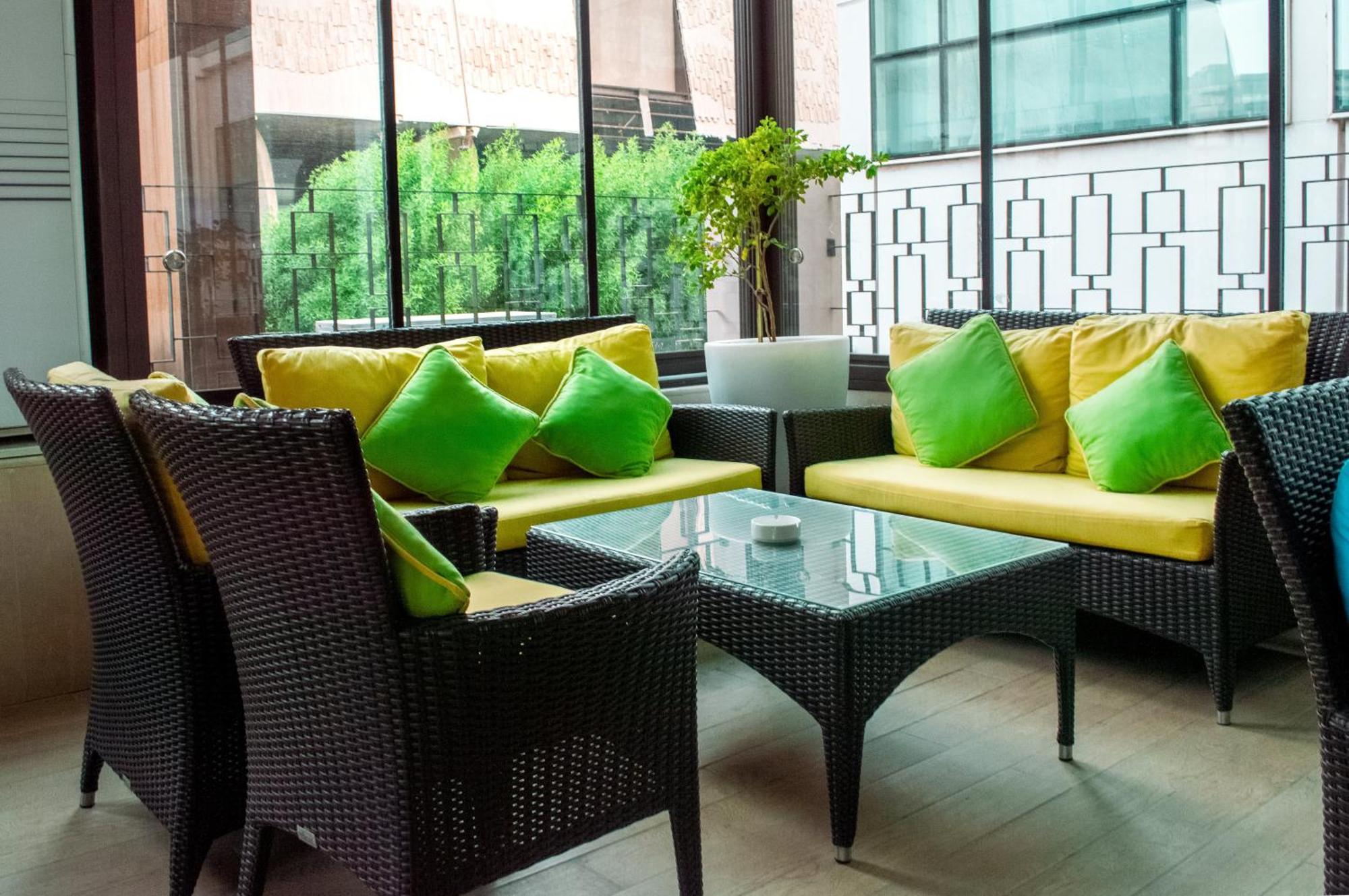 คราวน์ พลาซา เจดดาห์ Hotel ภายนอก รูปภาพ Wicker furniture