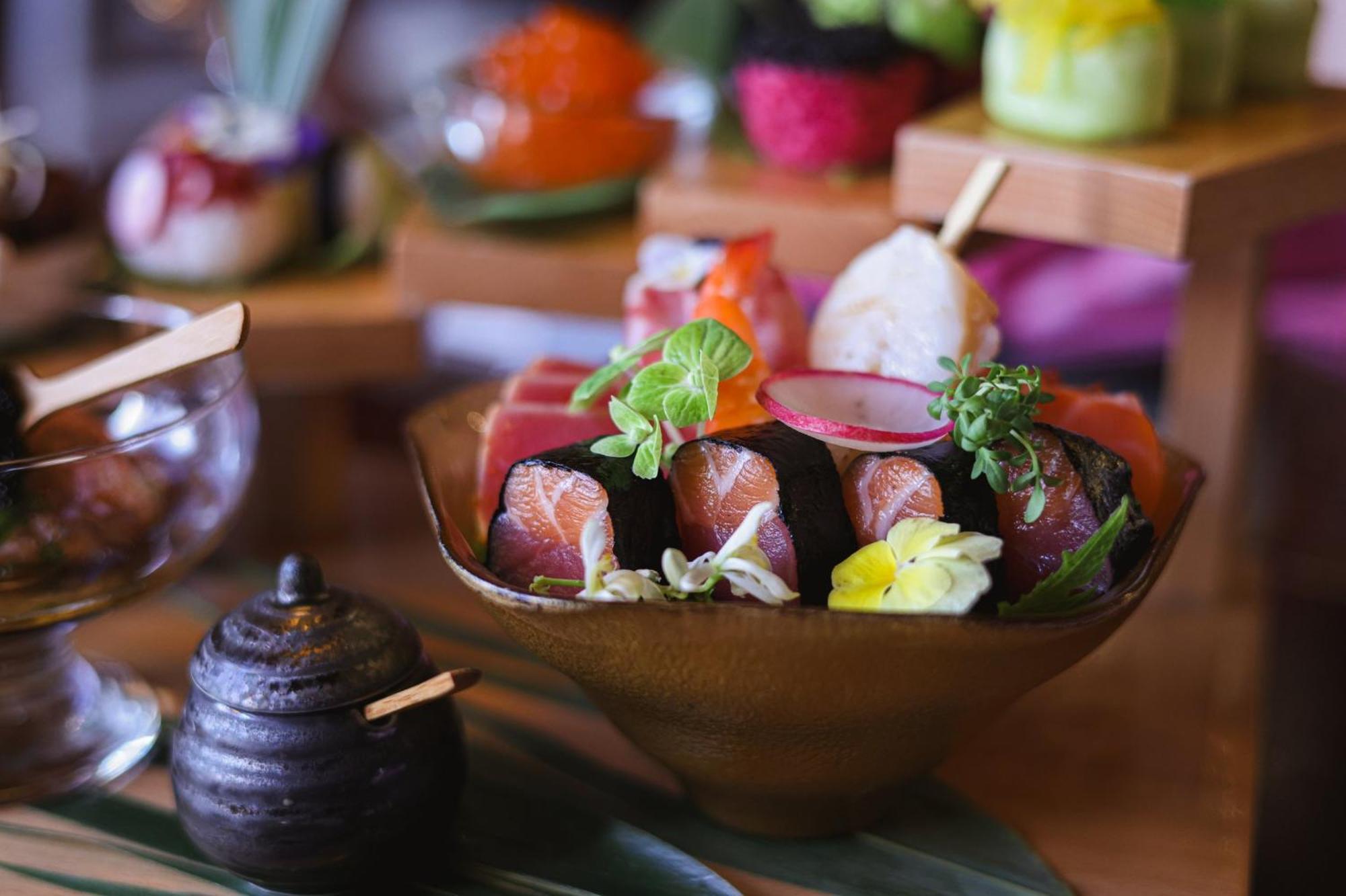 คราวน์ พลาซา เจดดาห์ Hotel ภายนอก รูปภาพ Salmon sashimi