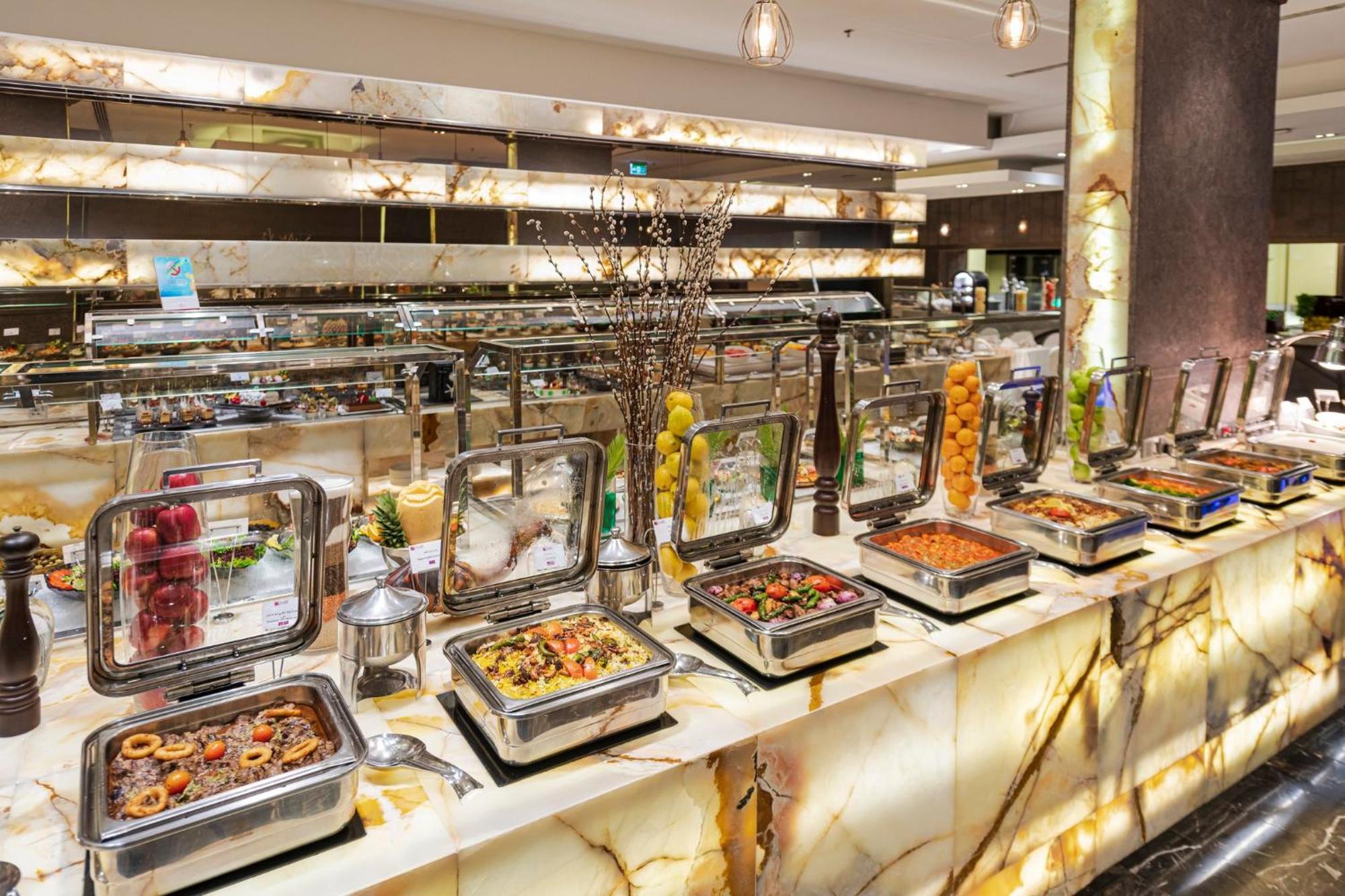 คราวน์ พลาซา เจดดาห์ Hotel ภายนอก รูปภาพ A buffet at a hotel