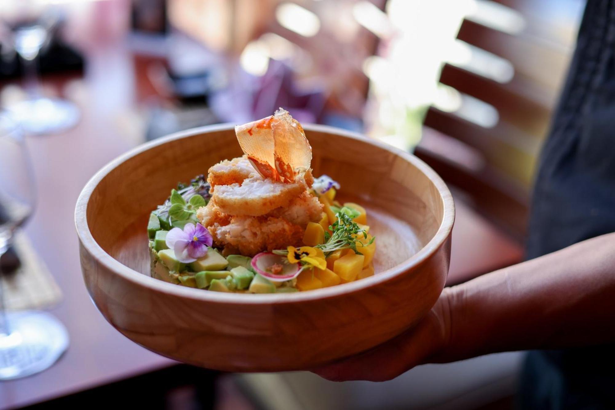 คราวน์ พลาซา เจดดาห์ Hotel ภายนอก รูปภาพ A salad at the restaurant
