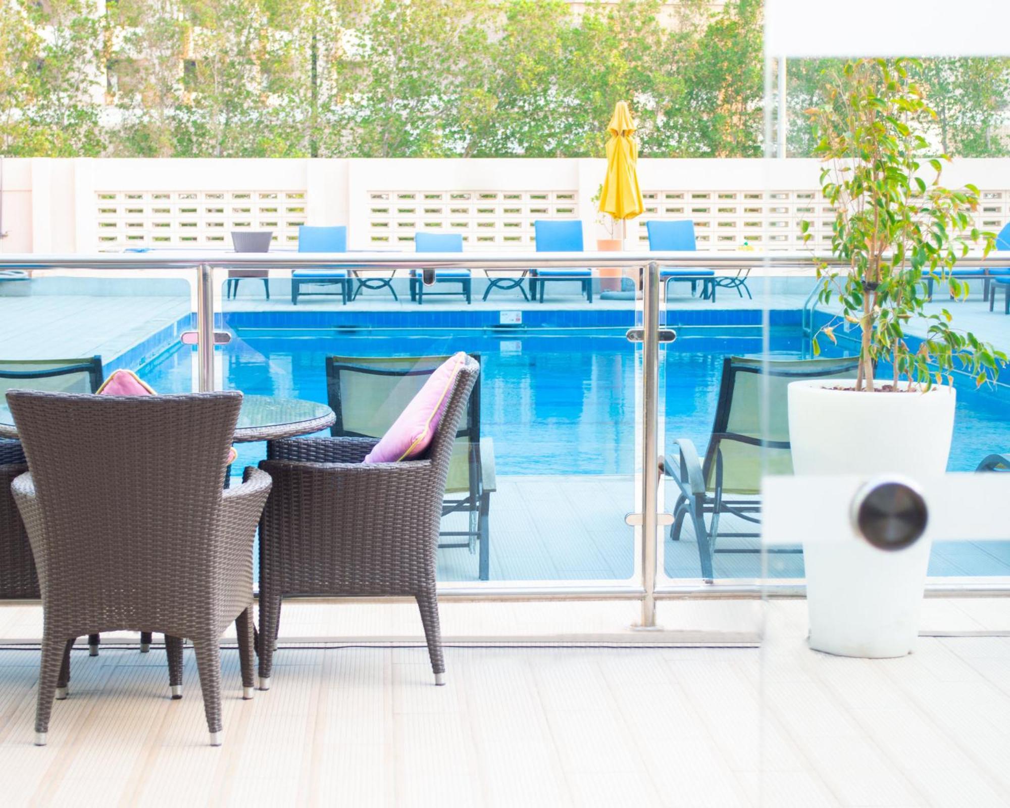 คราวน์ พลาซา เจดดาห์ Hotel ภายนอก รูปภาพ The pool at the hotel