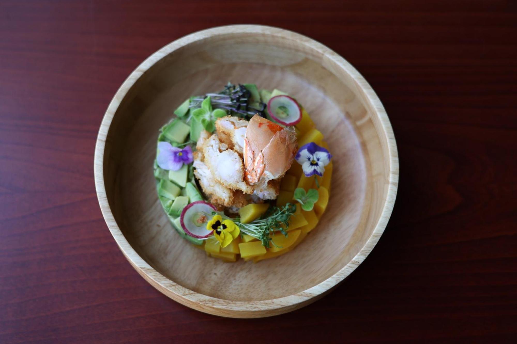 คราวน์ พลาซา เจดดาห์ Hotel ภายนอก รูปภาพ A salad with edible flowers