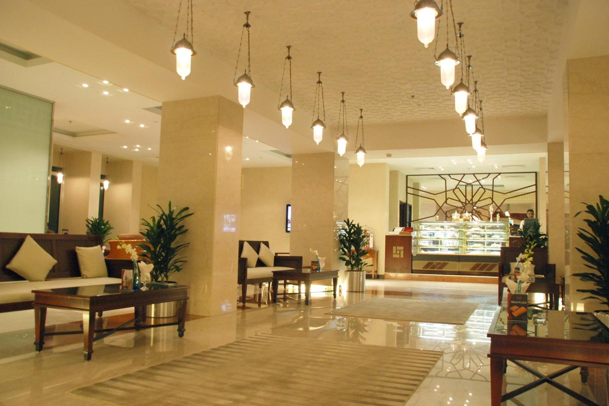 คราวน์ พลาซา เจดดาห์ Hotel ภายนอก รูปภาพ Lobby
