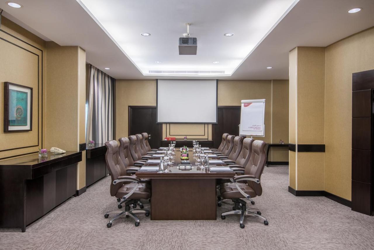 คราวน์ พลาซา เจดดาห์ Hotel ภายนอก รูปภาพ Meeting room